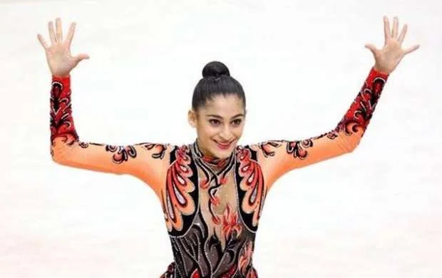 Ərəb şeyxi ilə ailə qurmuş azərbaycanlı gimnast kömək istəyir - FOTOLAR 