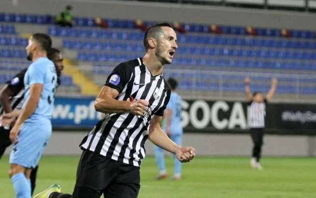 Millimizin futbolçusu "Neftçi"də 100-cü oyununu keçirdi 