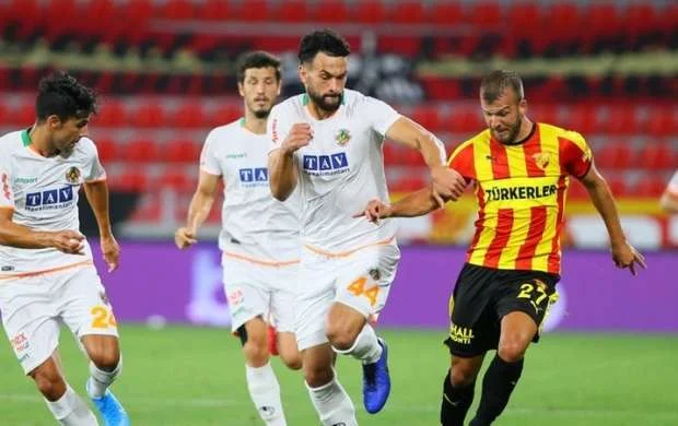 İzmirdəki zəlzələyə görə futbol matçları təxirə salındı 