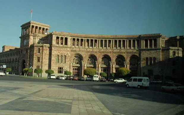 İrəvanda etirazçılar hökumət binasına soxuldu - VİDEO 