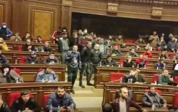 Yerevandakı etirazçılar: “Kim Paşinyana bunu imzalamağa hüquq verib?” - VİDEO 