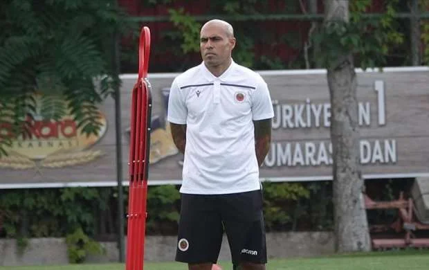 Türk klubu baş məşqçisini yolladı 