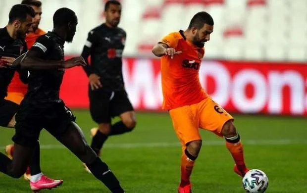 Arda Turan koronavirusa yoluxdu 