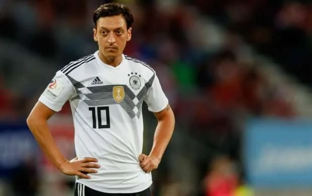 Özil Almaniyanın rüsvayçı yenilgisinə belə reaksiya verdi 