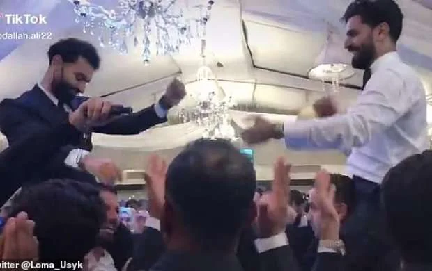 Salah qardaşının toyuna getdiyi üçün tənqid olundu 