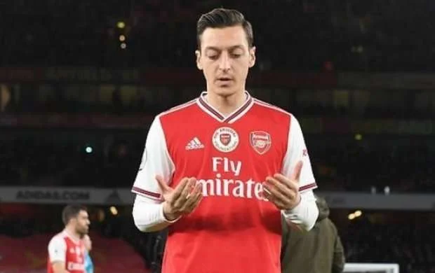 Özil: "Tərksilah edib susdurmalıyıq" 