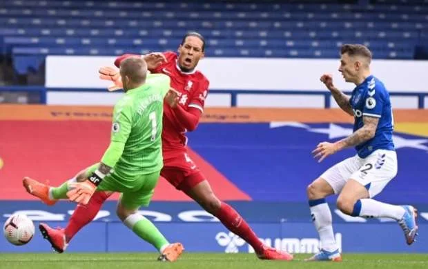 "Liverpul" zədəli van Deyklə müqavilə yeniləyəcək 