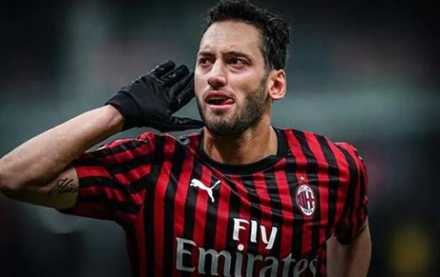 Hakan Çalhanoğlu yeni müqavilə imzalayır 