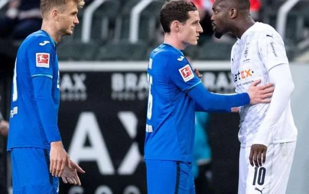 Bundesliqada qalmaqal: Ulduz futbolçu rəqibinin üzünə tüpürdü  