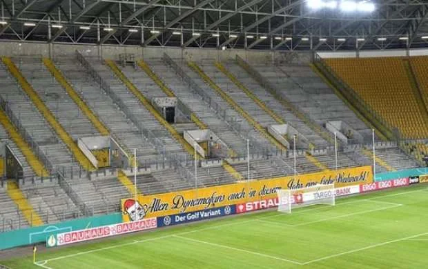 Alman klubu inanılmazı bacardı: Azarkeşsiz matça 72 min bilet satdı - 748 minlik qazanc 