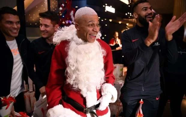 Mbappe Santa Klaus oldu 