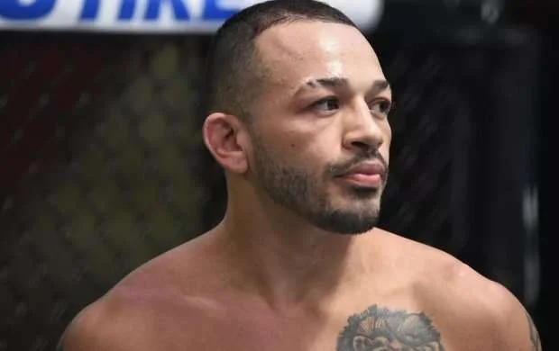 UFC döyüşçüsü bacılarını bıçaqladı 