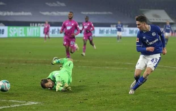 Bundesliqa klubu bir il sonra ilk qələbəsini qazandı 