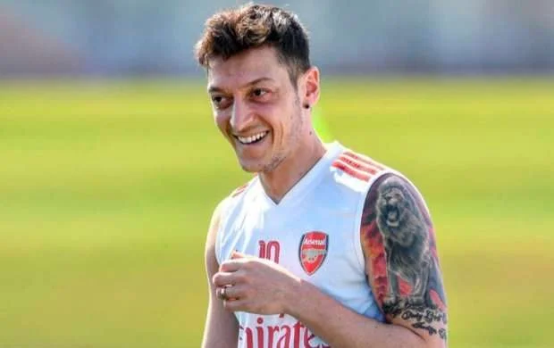 Özil: "Peşman deyiləm, Vengerli vaxtları xatırlayacam" 