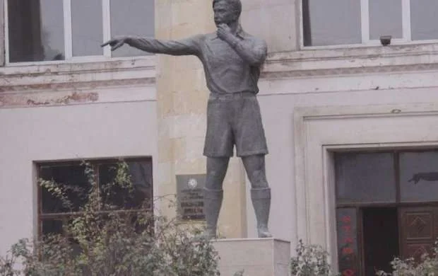 Tofiq Bəhramovun heykəlinin əvvəlki rənginə qaytarılması istənildi 