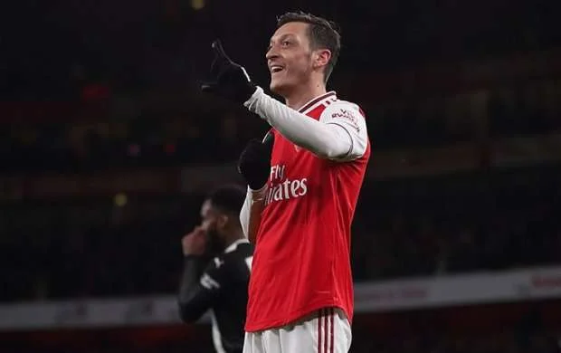 “Fənərbağça” rəsmən açıqladı: Mesut Özil İstanbulda 
