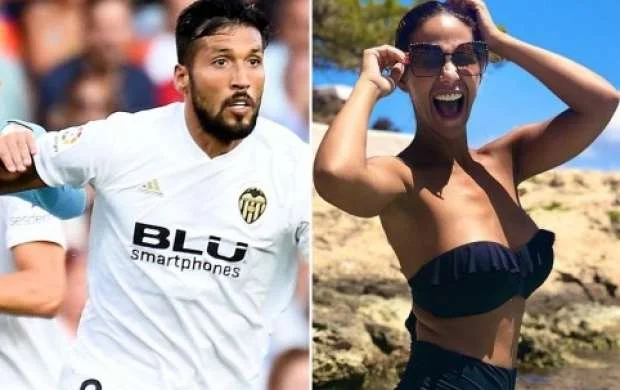 Məşhur futbolçunun arvadı qarın içində soyundu - FOTOLAR 