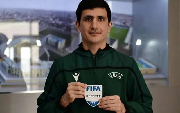 Hakimlərimizə FIFA emblemi verildi 