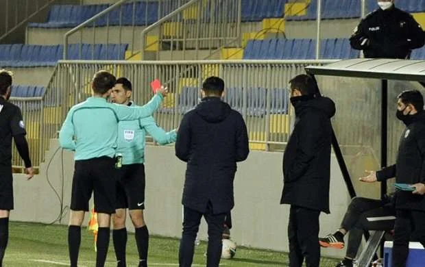 Azərbaycan Kubokunda məşqçi hakimi vurdu 
