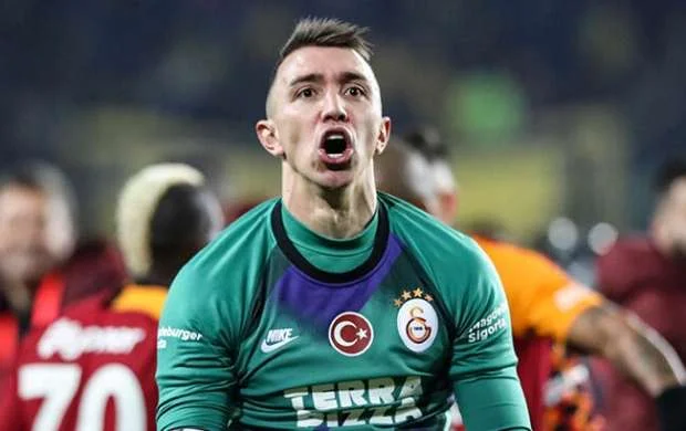 “Qalatasaray” Musleraya yeni müqavilə təklif etdi 