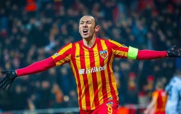 37 yaşlı futbolçu Türkiyədə rekorda imza atdı 