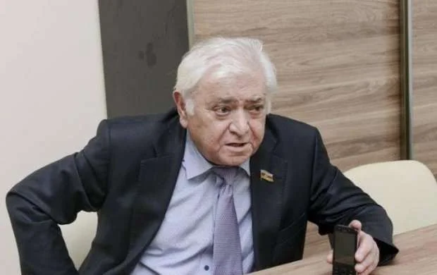 "Məktəblərin meydançalarını söküb, yerində bina tikirlər" - Aqil Abbas 