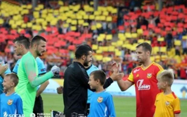 Sadıqov “Neftçi”nin futbolçusuyla maraqlanıb 