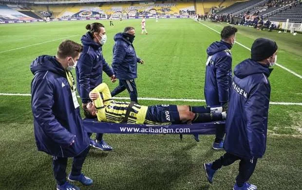 Mesut Özil sıradan çıxdı 