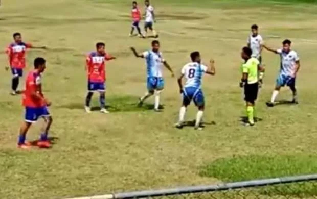 Hakimə yumruq atdı, 5 illiyə futboldan qovuldu - VİDEO 