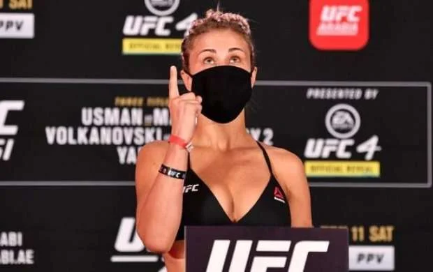 MMA döyüşçüsü açıq-saçıq fotosunu paylaşdı - FOTO 
