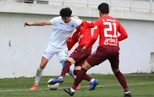 Millimizin müdafiəçisi zədələndi 