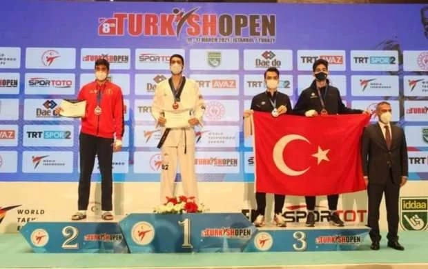 Azərbaycan taekvondoçusu Türkiyədə qızıl medal qazanıb 