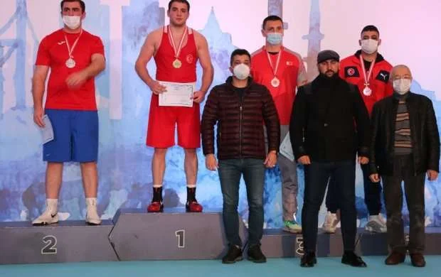 Boksçularımız İstanbuldan 7 medalla qayıdır 