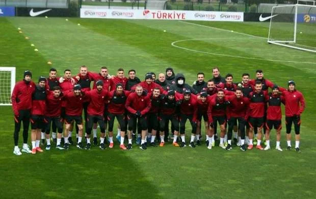 Niderlandla matç ərəfəsində Türkiyə millisində 2 itki 