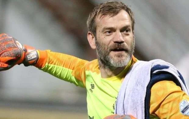 MY-nin 43 yaşlı sabiq üzvü Premyer Liqada top qovur 