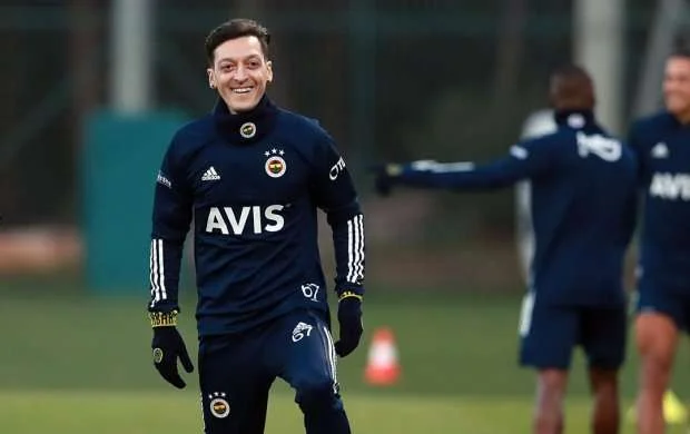 Özildən 100 milyon avroluq yardım 