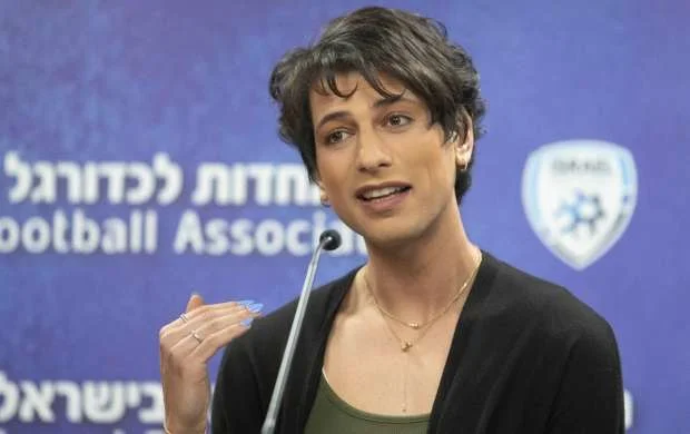 Futbol tarixində ilk transseksual hakim 