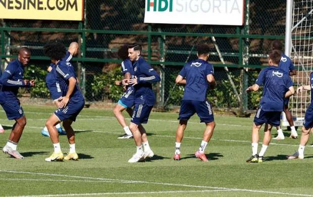 "Fənərbağça"da "yarpaq tökümü": 7 futbolçu gedir - SİYAHI 