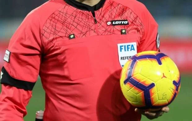 İki futbolçu hakimi təhqir etdikləri üçün cəzalandı 