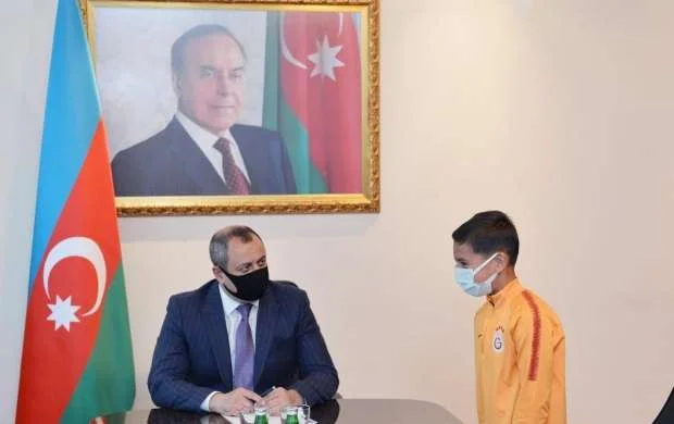 Adil Əliyev "Qalatasaray"da oynayan həmyerlimizi mükafatlandırdı - FOTOLAR 