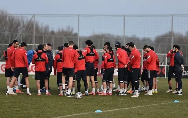 De Byazi millimizə 29 futbolçu çağırdı 