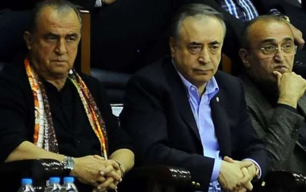 "Qalatasaray"ın prezidenti Fatih Terimi yıxıb sürüdü 