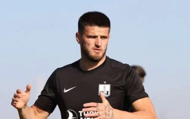 Alban futbolçu "Neftçi"dən getdi 