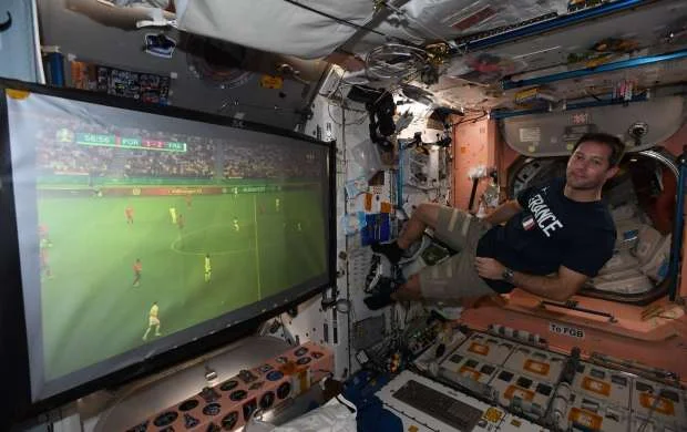 Görün fransalı kosmonavt Portuqaliya ilə matça harda baxıb - FOTO 