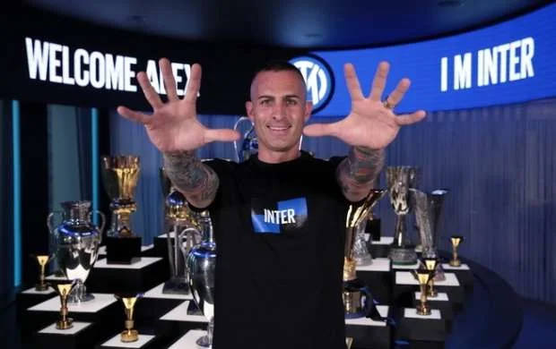 Milan "İnter"i 38 yaşlı futbolçu transfer etdi - RƏSMİ 