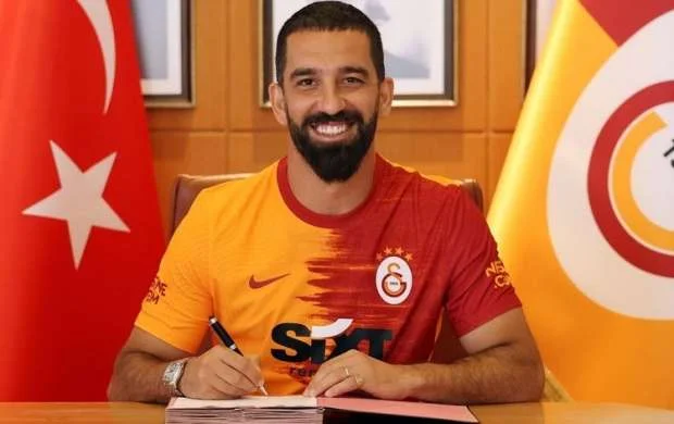 Arda Turan "Qalatasaray"la yeni müqavilə imzaladı 