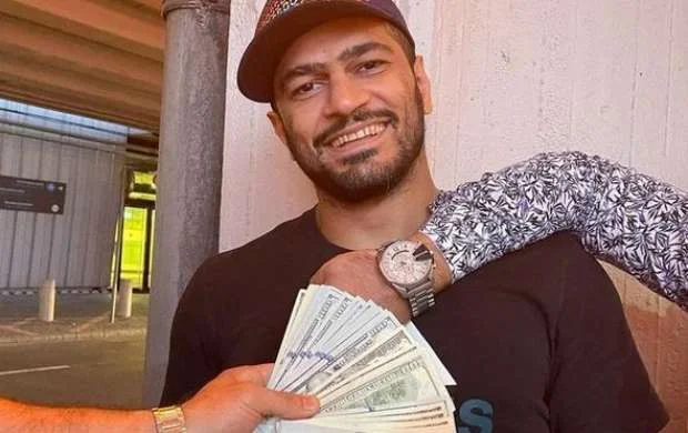Millimizin üzvündən növbəti “pul şousu”: Bu dəfə dollarla özünü yellədi - VİDEO 
