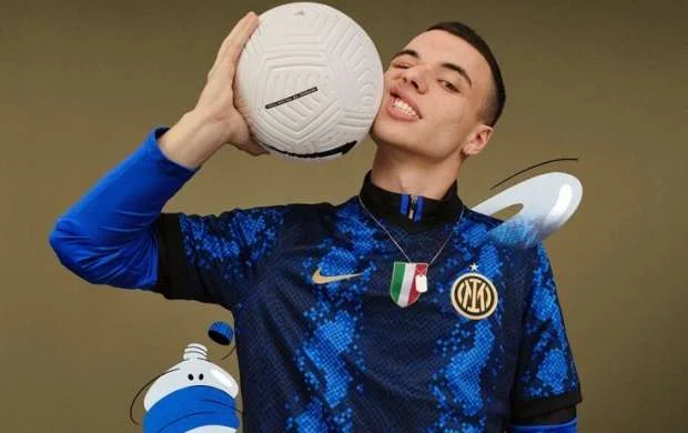 Milan "İnter"i ənənəvi geyimini dəyişdi - FOTO 