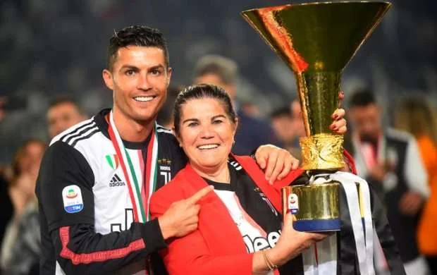 Ronaldu hamını kövrəltdi: "Məni yedirdib, özü ac yatıb" 