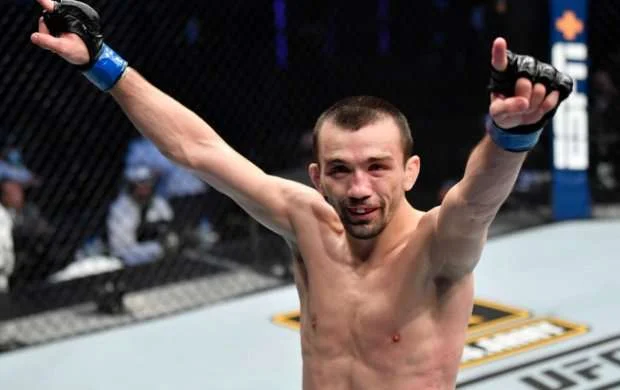 Аскар Аскаров рассчитывает в декабре забрать чемпионский пояс 